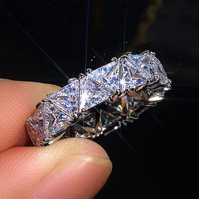 Anel Feminino Círculo Completo com Fileira Única de Zircónios Triangulares Incrustados