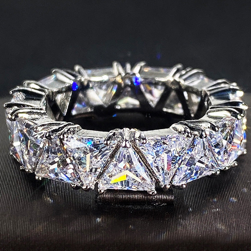 Anel Feminino Círculo Completo com Fileira Única de Zircónios Triangulares Incrustados