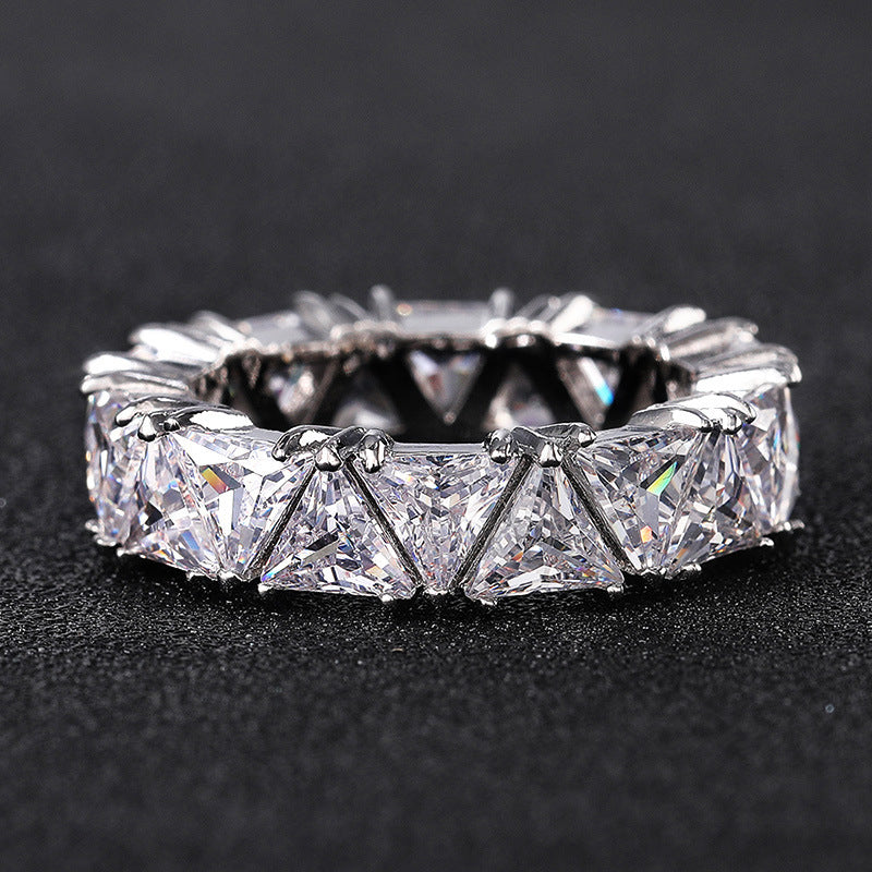 Anel Feminino Círculo Completo com Fileira Única de Zircónios Triangulares Incrustados