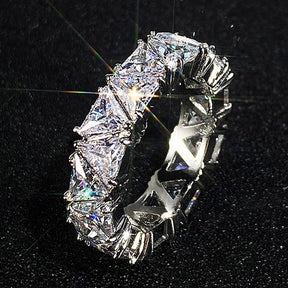 Anel Feminino Círculo Completo com Fileira Única de Zircónios Triangulares Incrustados