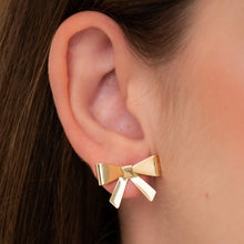 Carregar imagem no visualizador da galeria, BRINCO DOURADO LAÇO LISO M
