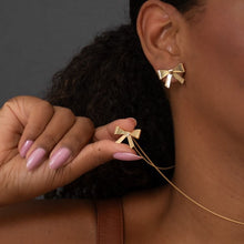 Carregar imagem no visualizador da galeria, BRINCO DOURADO LAÇO LISO M
