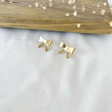 Carregar imagem no visualizador da galeria, BRINCO DOURADO LAÇO LISO M
