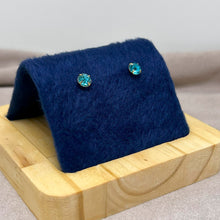 Carregar imagem no visualizador da galeria, Brinco fixo ponto de luz 6mm com strass no cristal e colorido BANHADO A OURO 18K
