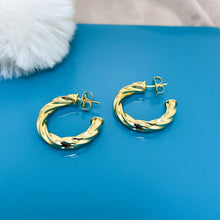 Carregar imagem no visualizador da galeria, BRINCO MEIA ARGOLA TORCIDA (2,9CM) BANHADO A OURO 18K
