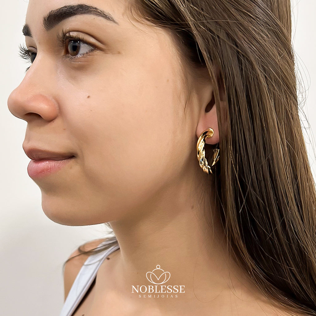 BRINCO MEIA ARGOLA TORCIDA (2,9CM) BANHADO A OURO 18K