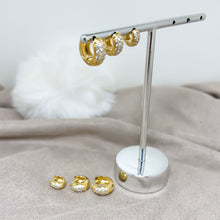 Carregar imagem no visualizador da galeria, TRIO DE BRINCOS DE ARGOLINHAS ARTICULADAS CRAVEJADAS BANHADO A OURO 18K
