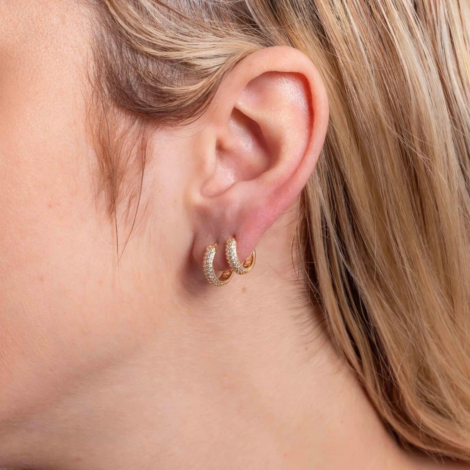 BRINCO DUPLO DE ARGOLAS ARTICULADAS CRAVEJADAS CRISTAL (11MM/13MM) BANHO OURO 18