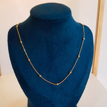 Carregar imagem no visualizador da galeria, COLAR COM BOLINHAS BANHADO OURO 18K
