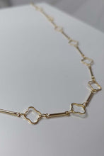 Carregar imagem no visualizador da galeria, Colar Curto Flor Vazada Banhado em Ouro 18k
