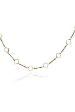 Carregar imagem no visualizador da galeria, Colar Curto Flor Vazada Banhado em Ouro 18k
