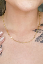 Carregar imagem no visualizador da galeria, Colar de Corrente com Elos em Coração Banhado em Ouro 18k
