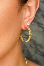 Carregar imagem no visualizador da galeria, Brinco Argola Média Trabalhada com Vazado Banhado em Ouro 18k
