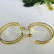 Carregar imagem no visualizador da galeria, Brinco Argola Media Dupla Vazada Banhado em Ouro 18k
