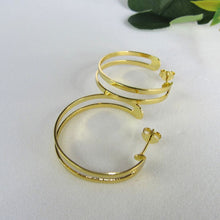 Carregar imagem no visualizador da galeria, Brinco Argola Media Dupla Vazada Banhado em Ouro 18k
