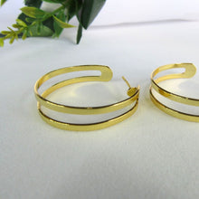 Carregar imagem no visualizador da galeria, Brinco Argola Media Dupla Vazada Banhado em Ouro 18k
