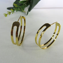 Carregar imagem no visualizador da galeria, Brinco Argola Media Dupla Vazada Banhado em Ouro 18k
