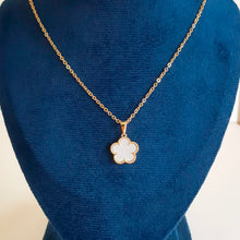 Carregar imagem no visualizador da galeria, COLAR FLOR BRANCA BANHADO OURO 18K
