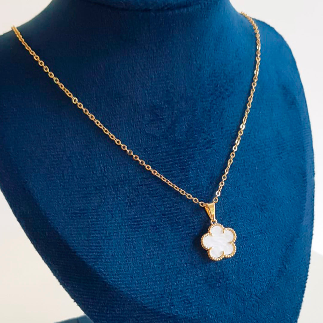 COLAR FLOR BRANCA BANHADO OURO 18K