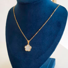 Carregar imagem no visualizador da galeria, COLAR FLOR BRANCA BANHADO OURO 18K
