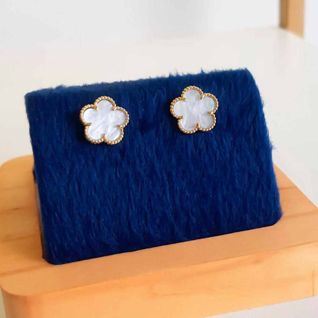 BRINCO FLOR MADREPEROLA BANHADO OURO 18K