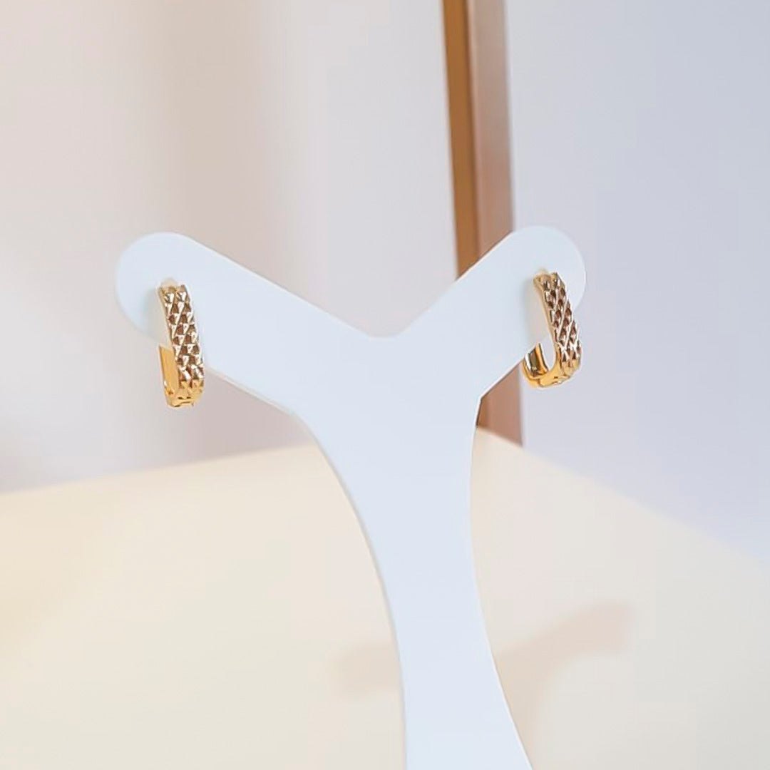 BRINCO ARGOLA RETANGULAR TRABALHADA BANHADO OURO 18K