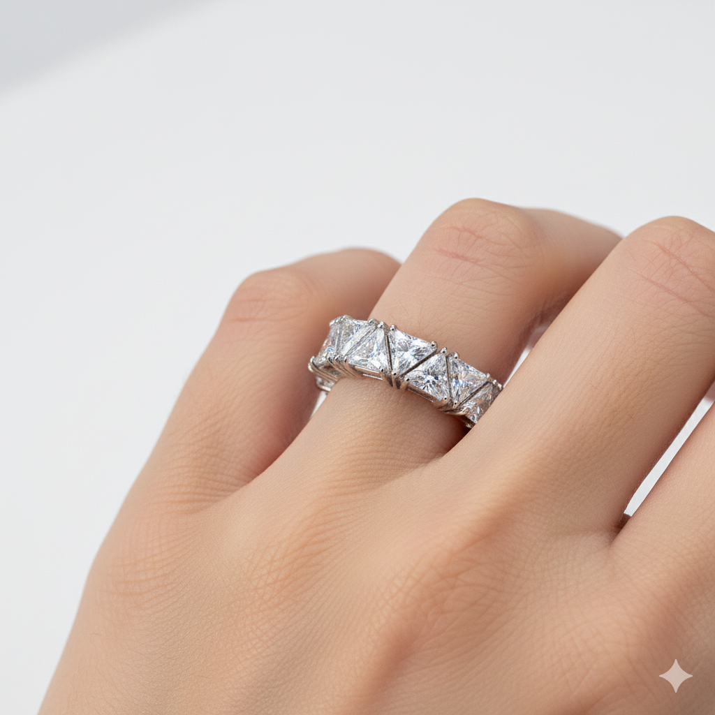Anel Feminino Círculo Completo com Fileira Única de Zircónios Triangulares Incrustados